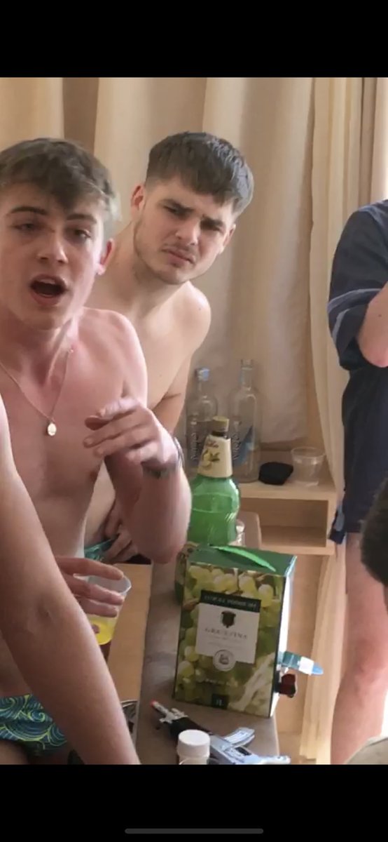 CDWPD's tweet photo. I would like to know why your Rugby team think it’s in any way acceptable to call my friend a “Nigger”, then tell us to fuck off? Are you a Uni that tolerates racism? Me and my friends refuse to be abused whilst trying enjoy our holiday @KingstonUni https://t.co/RS6cKSueCA
