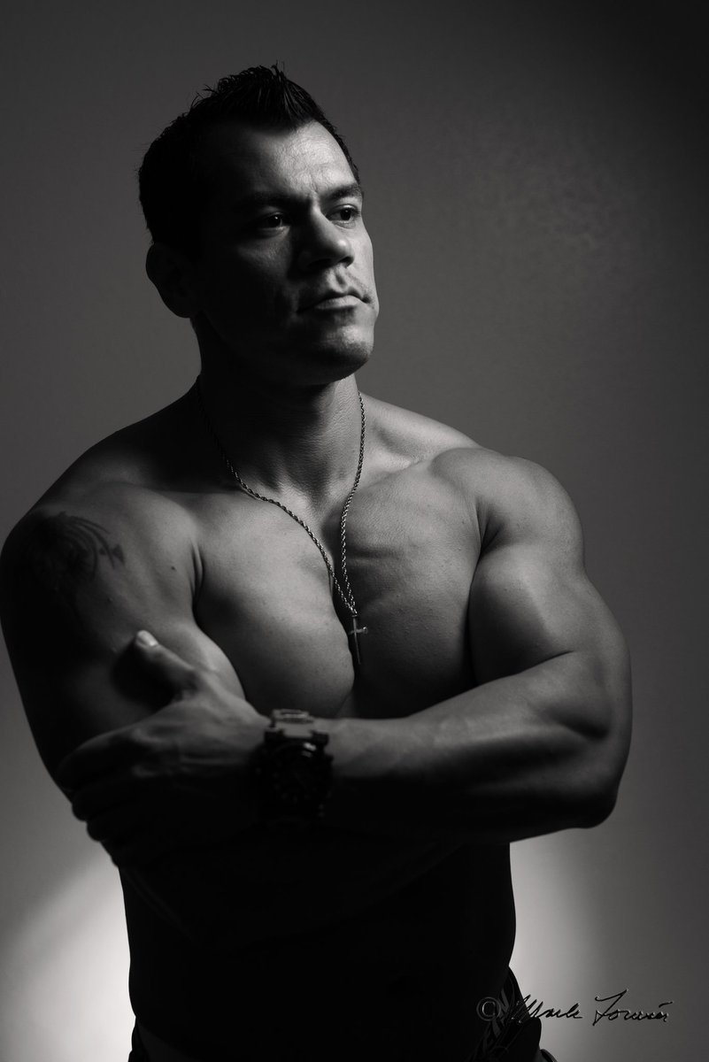 rollinsw0llen's tweet photo. #Selflove has very little to do with how you feel about your outer self. It’s about accepting all of yourself.” @tyrabanks #LosAngeles #actorslife #iconmeals #jessejames #rollinsw0llen #harbingerfitness #California #venice #tryabanks #gym #bodyengineers #tc1gel #MondayMotivation https://t.co/wNWCLbl8HY