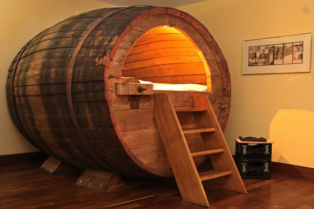 Leere Bierfässer sind normalerweise nicht sehr einladend. Anders dieses zum Hotelbett umfunktionierte #Bierfass aus dem 19. Jahrhundert in #Niedersachsen. Schon der Anblick macht müde! bit.ly/2Idht5R