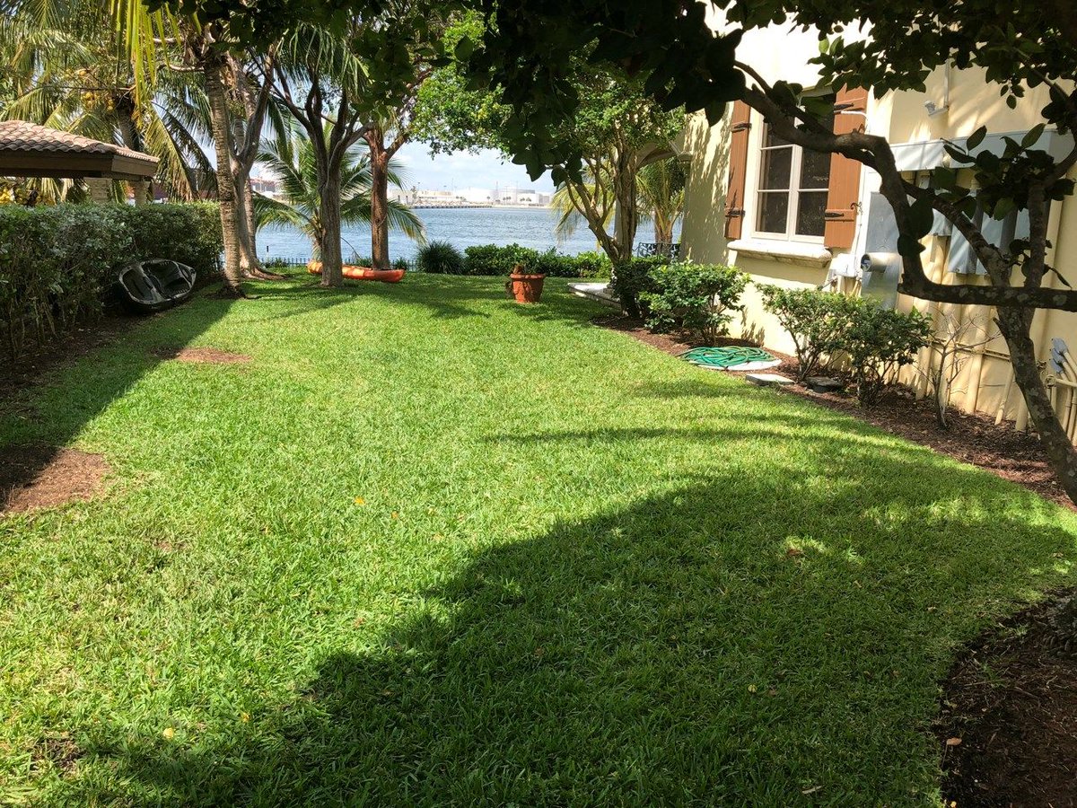 usbrickandblock's tweet photo. From this to this! Custom 32'x'17 paver patio basketball court in Fort Lauderdale. #pavers #hardscape #basketball #halfcourt #fortlauderdale #outdoorliving #hoops #miamiheat #southfloridadesign #usbrickandblock https://t.co/8LPOOOUp20
