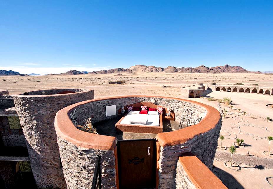 Wo ist es trocken genug für ein Open-Air Schlafzimmer? Richtig, in der #Wüste von #Namibia. Dort kann man in den originellen Turm-Suiten einer Festung übernachten, die ein #Luxushotel beherbergt.