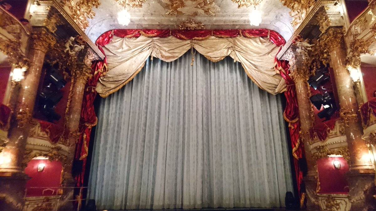 Soon this curtain will rise for our opera studio premiere MAVRA/IOLANTA. We're at the beautiful Cuvilliés-Theater and very excited about this new production, staged by Axel Ranisch. Toi, toi, toi to everyone involved! 
#BSOopernstudio #premierenight #toitoitoi