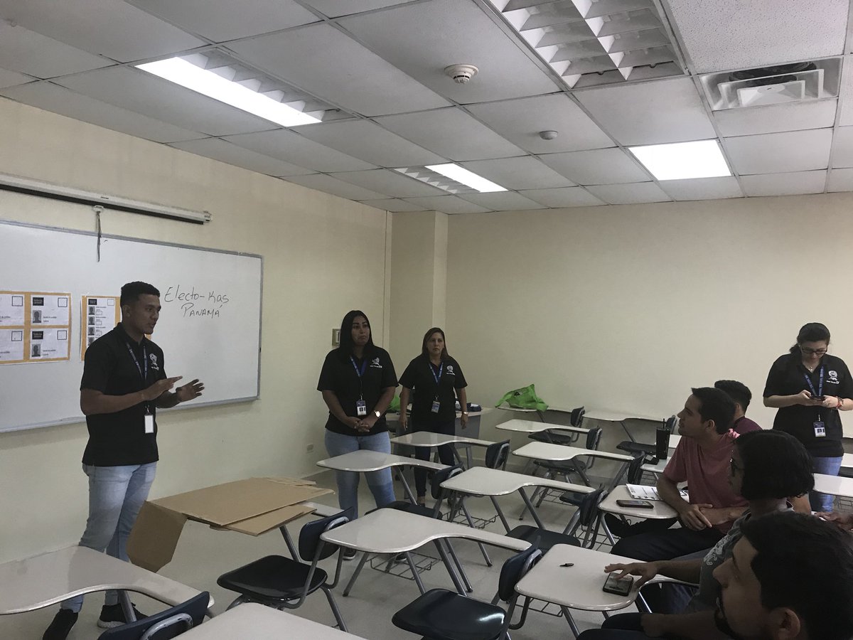 ceutppanama's tweet photo. Miembros de mesa reciben capacitación por parte del @tepanama para #MegaSimulacroUTP de mañana en @utppanama donde más de 15,000 estudiantes estarán habilitados para participar de este ejercicio. https://t.co/aHmHvjwHwl