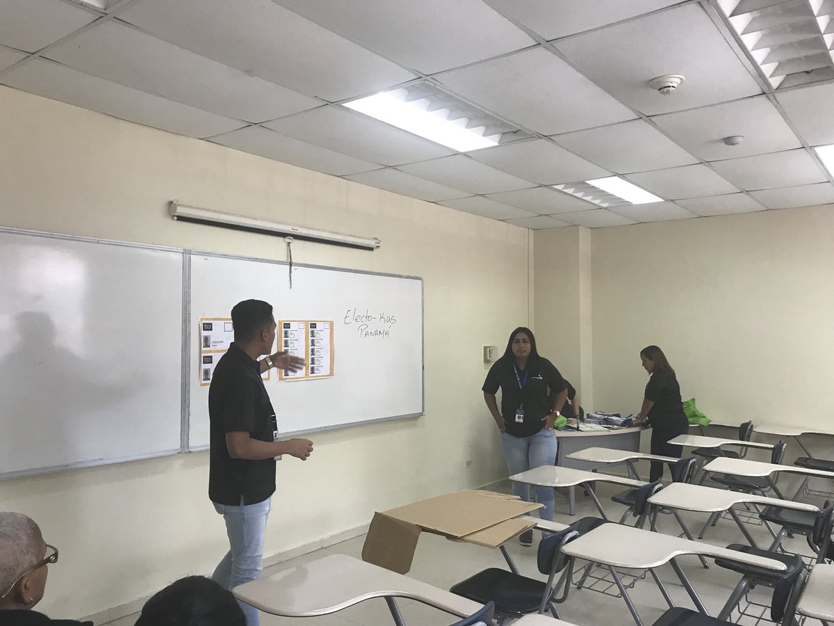 ceutppanama's tweet photo. Miembros de mesa reciben capacitación por parte del @tepanama para #MegaSimulacroUTP de mañana en @utppanama donde más de 15,000 estudiantes estarán habilitados para participar de este ejercicio. https://t.co/aHmHvjwHwl