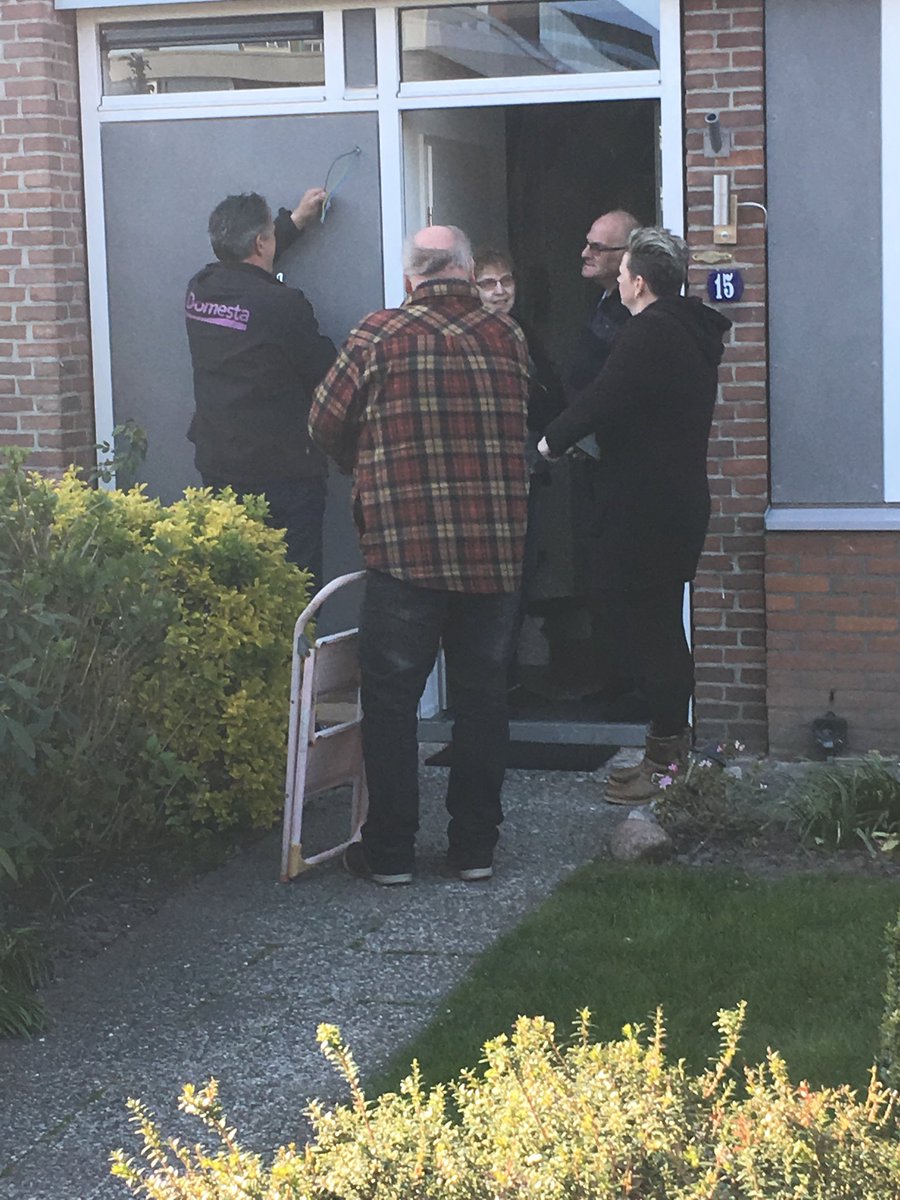 Ina_B_Domesta's tweet photo. Bewoners hangen met een beetje hulp van #Domesta, buitenlampen op in #Wolfsbos. Grasmus. #Hoogeveen https://t.co/PGvFRS2Wbb