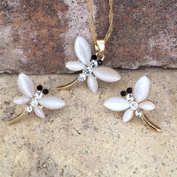 VpdcoViaBonanza's tweet photo. Gorgeous Dragonfly Jewelry Set https://t.co/uENMXoStea  Shop via @bonanzamarket #jewelry #fashion #moda #outfit #seattle #montana #oregon #california #deals https://t.co/FW1eahJr6Q