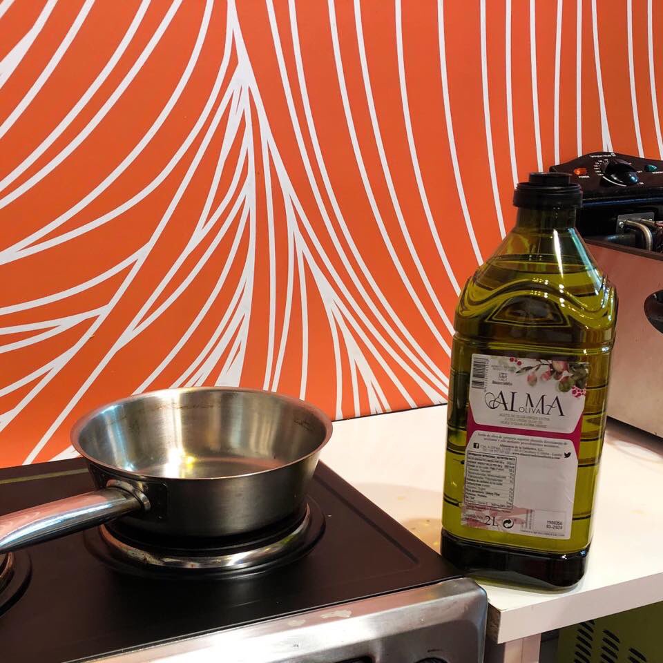 almasubbetica's tweet photo. 👩🏻‍🍳En la #restauración profesional, o en tu #cocina siempre con #ALMAOLIVA especial #gastronomía.

#AceiteDeOliva #AOVE #AlmazarasDeLaSubbética #Almaliva https://t.co/DPie4PVrP1