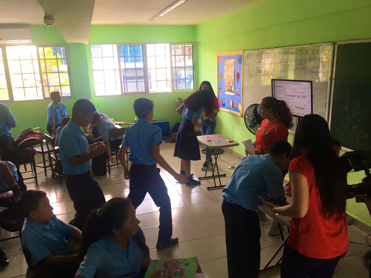 Elissaga's tweet image. Los estudiantes de Comunicación Social de @USMApanama en plena faena: talleres sobre uso de internet y #rrss en el Centro Escolar Básico General Ricardo Miró 
#PerdDig19
👍👍👍