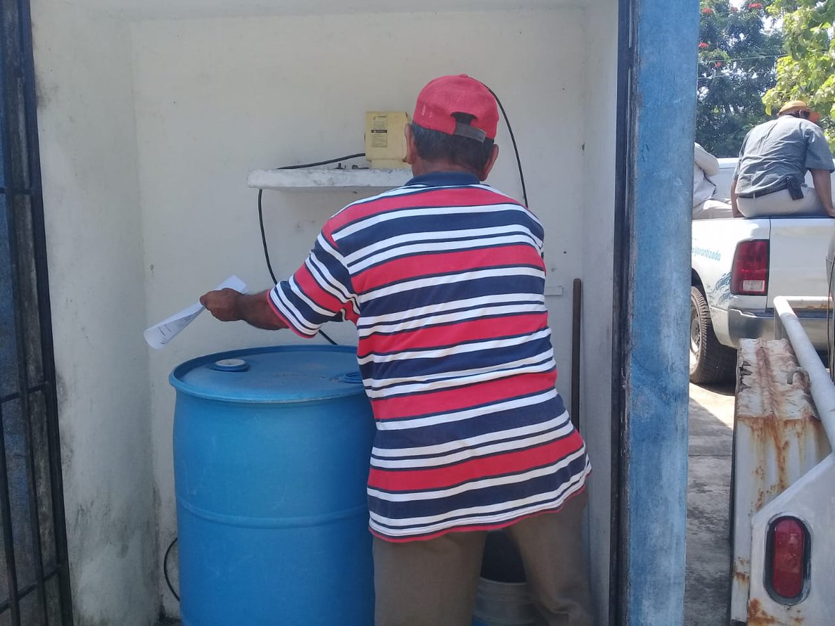 Se repartió hipoclorito de sodio al sistema de agua potable de Huapacal #JalpaDeMendez el cual se reactiva en toda su capacidad.