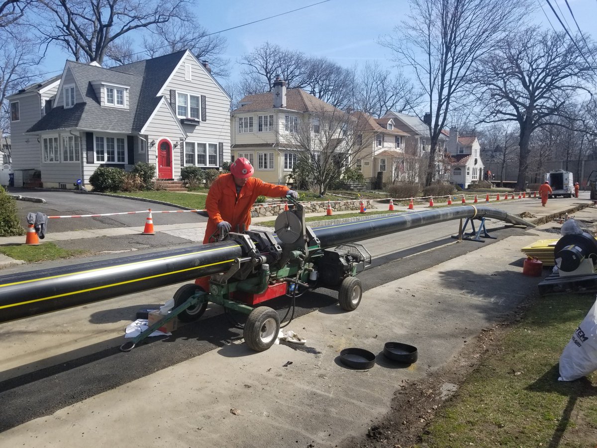 riggsdistler's tweet photo. UTILITY GAS DISTRIBUTION | Gas mechanic Rene is fusing and installing 12" HDPE gas main on Jackson Avenue, NY.
#mondaymotivation #utilitygasdistribution #utilitygas #gas #undergroundgas #installation #fuse #utility https://t.co/vZbf59ueHs