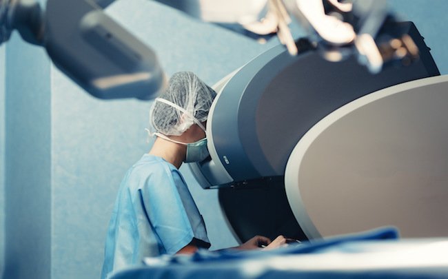 frenchweb's tweet photo. Les robots chirurgicaux se multiplient, malgré les débats sur leur efficacité et leurs prix https://t.co/PaPU5LaxMt #MedTech https://t.co/bji2mAAy41