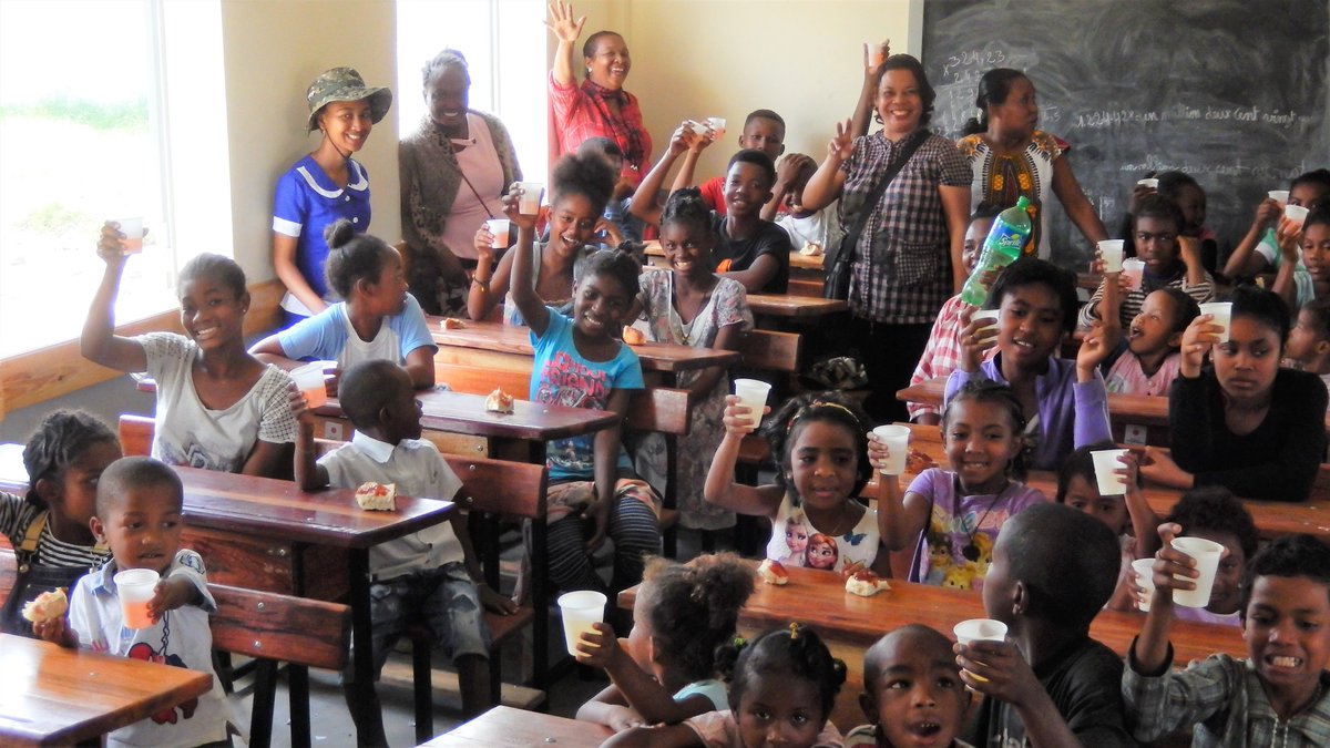 orkydea's tweet photo. Voilà
La mia ventisettesima area giochi per i bimbi poveri
Alla scuola elementare pubblica Todivelona, a Toamasina

#oredigioco #oredorate #oreafricane #sorrisisenzafrontiere https://t.co/GWcYOXas0x