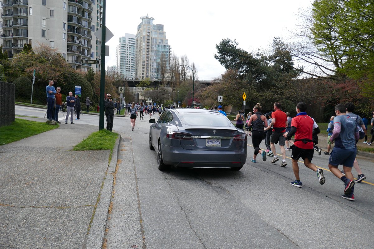 These two cars drove on Beach Avenue of the @VancouverSunRun despite a road closure, endangering racers! Runners complained & the driver ignored them. Isn't there anything the @VPD can do? #vancouversunrun #dangerousdrivers