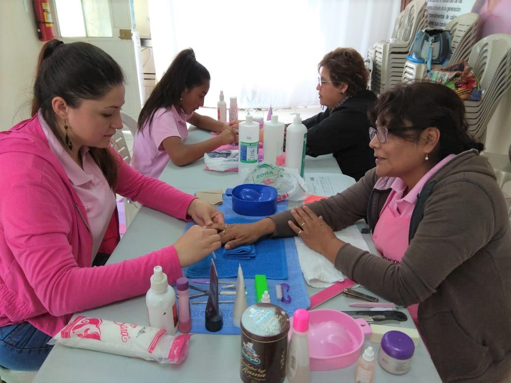 EmprendedorasRM's tweet photo. Nuestras mujeres emprendedoras de la ruralidad continúan disfrutando de los talleres que la Fundación @EmprendedorasRM les brinda. En Conocoto iniciamos el Taller de Manicure. #DecídeteAEmprender #Quito #emprendimiento https://t.co/fxY4aBIl96
