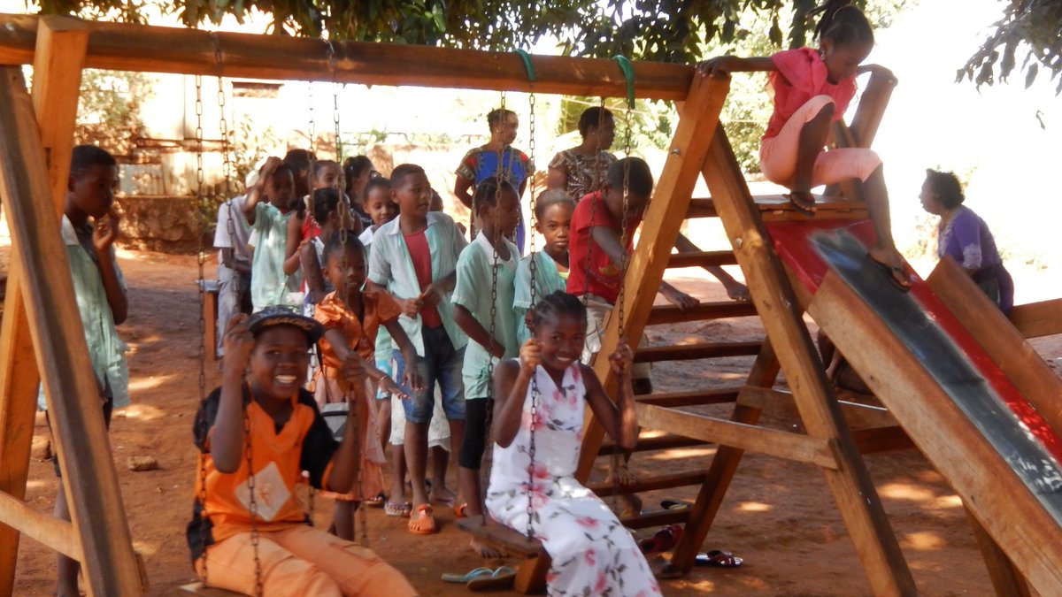 orkydea's tweet photo. Voilà
La mia trentesima area giochi per i bimbi poveri
Alla scuola elementare pubblica EPP Lazaret, a Antsiranana

#oredigioco #oredorate #oreafricane #sorrisisenzafrontiere https://t.co/7EHdMNTWpU