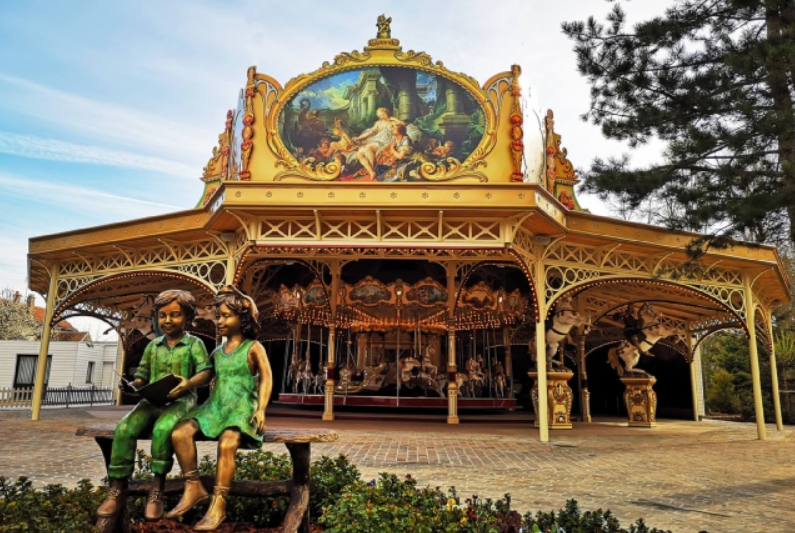 Pretparkenbe's tweet photo. De nieuwigheid voor 2019 brengt #Nigloland terug naar zijn roots. Het park brengt enkele bestaande attracties onder in een 'paleis' waar ook de familiegeschiedenis uit de doeken wordt gedaan. Meer info ► https://t.co/1sTIu5CACI https://t.co/q0MkZ3qC99