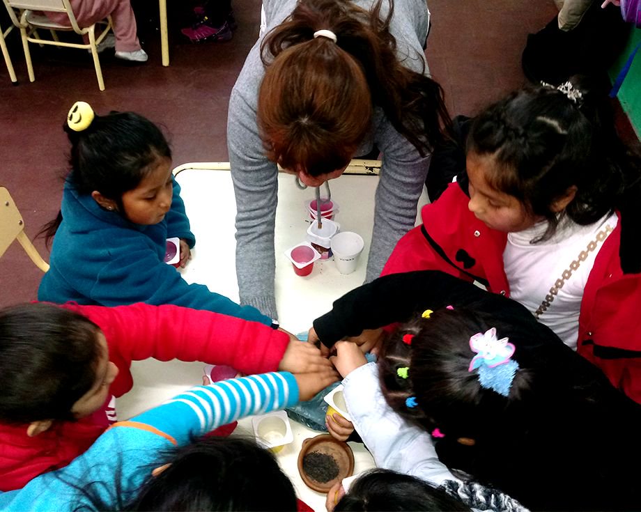 ABRAZANDO A LA PACHACHAMAMA

Desde el proyecto Huertas y Granjas Orgánicas realizamos talleres para alumnos de nivel inicial y primario con el fin de promocionar la alimentación saludable, el cultivo agroecológico, el cuidado de las plantas y el medio ambiente.
@natysarapura