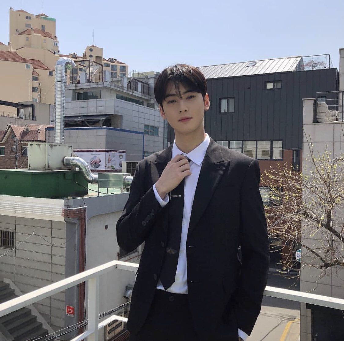 eunwooarchives's tweet photo. ↳ 190415
    cr. eunwoo instagram post
#차은우 ; #아스트로 https://t.co/fLu9pkbnPR