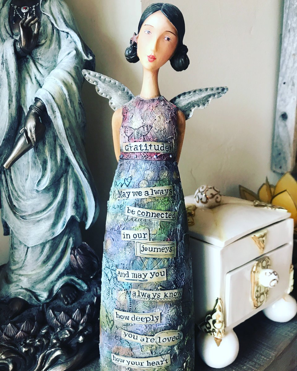 DrDebRouse's tweet photo. Gratitude - May we always be connected in our journeys. And may you always know how deeply you are loved, how your heart is never alone. #gratitudequotes #innerjourney #weareallconnected #oneness https://t.co/Izm7Xl9wtL