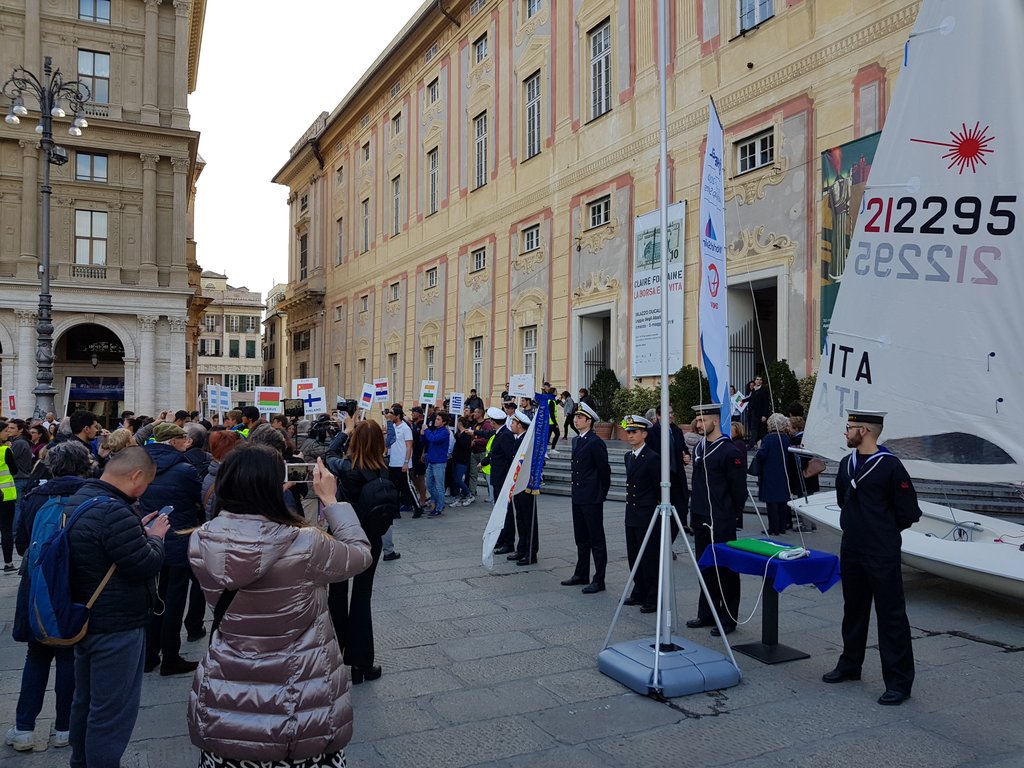 Inaugurazione #hwcsgenoa in #piazzadeferrari a #Genova adesso! Presentazione degli atleti alla città. Buon vento a tutti ⛵⛵⛵!!