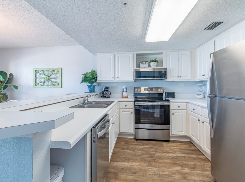 ChrissyySteph's tweet photo. This condo in Fort Walton, FL is the perfect last minute Spring Break getaway for a group of girlfriends wanting to relax and get a quick tan before summer is officially in full swing! Who wants to go?! https://t.co/bFbeQTGhR7