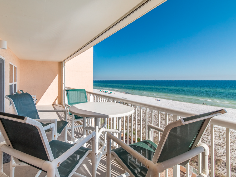 ChrissyySteph's tweet photo. This condo in Fort Walton, FL is the perfect last minute Spring Break getaway for a group of girlfriends wanting to relax and get a quick tan before summer is officially in full swing! Who wants to go?! https://t.co/bFbeQTGhR7