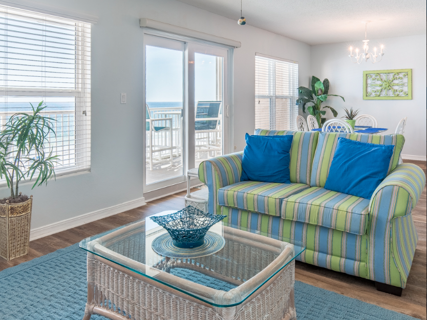 ChrissyySteph's tweet photo. This condo in Fort Walton, FL is the perfect last minute Spring Break getaway for a group of girlfriends wanting to relax and get a quick tan before summer is officially in full swing! Who wants to go?! https://t.co/bFbeQTGhR7