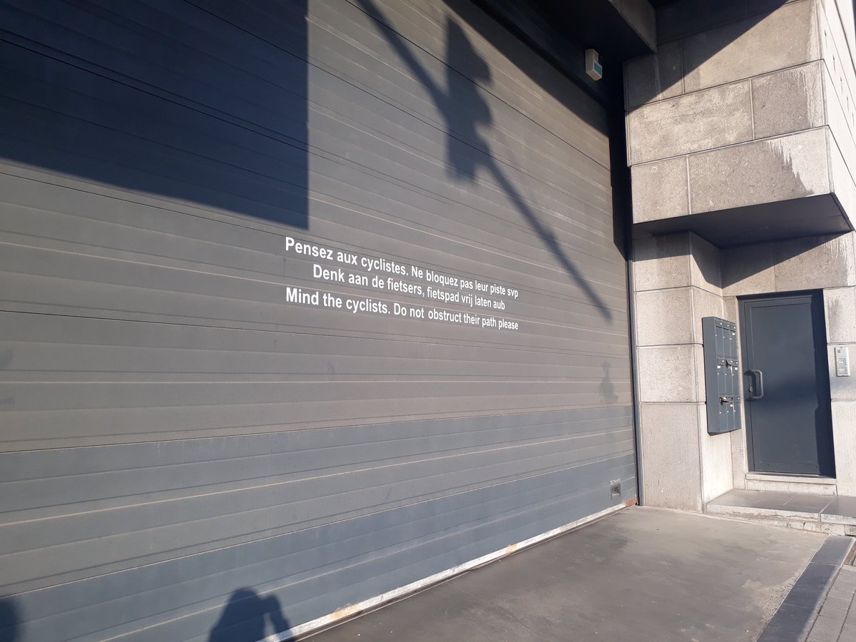Clowtilde's tweet photo. Vu à Auderghem sur la porte d'un garage auto d'un grand boulevard. Y a des gens bien. #Cyclistes https://t.co/mo2xbhcIm3