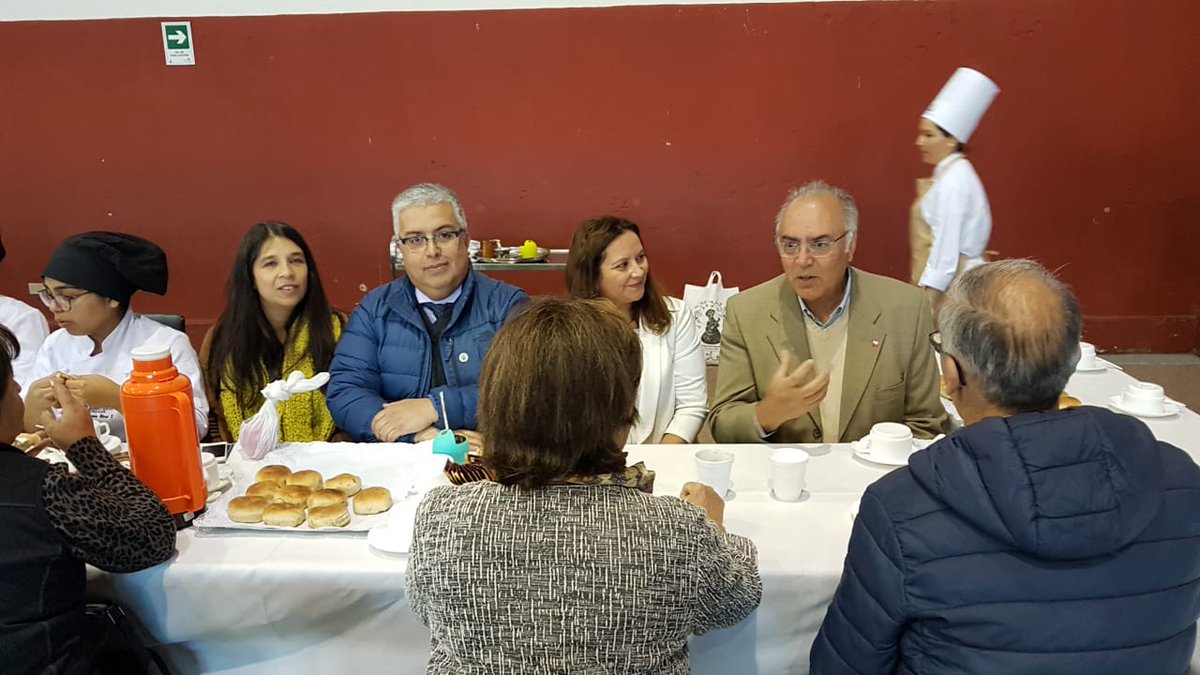 minagrinuble's tweet photo. Seremi @FernandoBrquez1 celebra el Día de la Cocina Chilena junto a @Int_Nuble @culturas_nuble @segegobnuble y alumnos #cpph junto a sus abuelas que con un desayuno con productos de agricultura local destacaron cualidades, olores y sabores especialmente de #ñuble y #chile https://t.co/ZopdgqbFbX