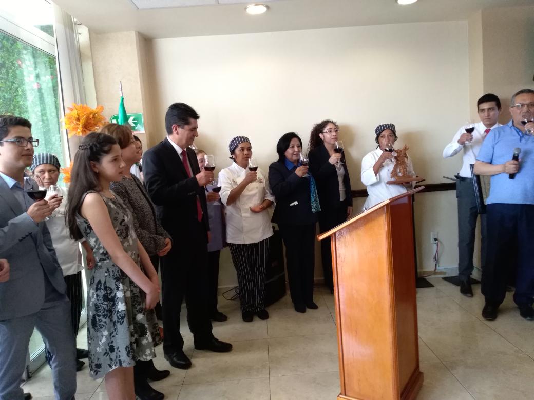 ToscanoSosa's tweet photo. El Gobierno del estado de #Tlaxcala representado por Marco Antonio Mena entregó el premio a la competitividad al hotel Señorial  y restaurante Alfoli. https://t.co/SbAkkh8GMM