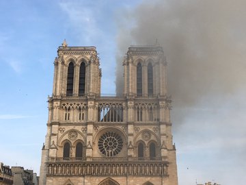 D4NaIeNW0AA3Hsr?format=jpg&name=360x360 Incêndio na catedral de Notre-Dame de Paris