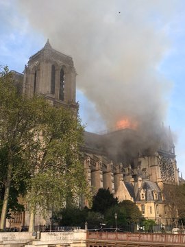 D4NaIixW0AURj8V?format=jpg&name=360x360 Incêndio na catedral de Notre-Dame de Paris