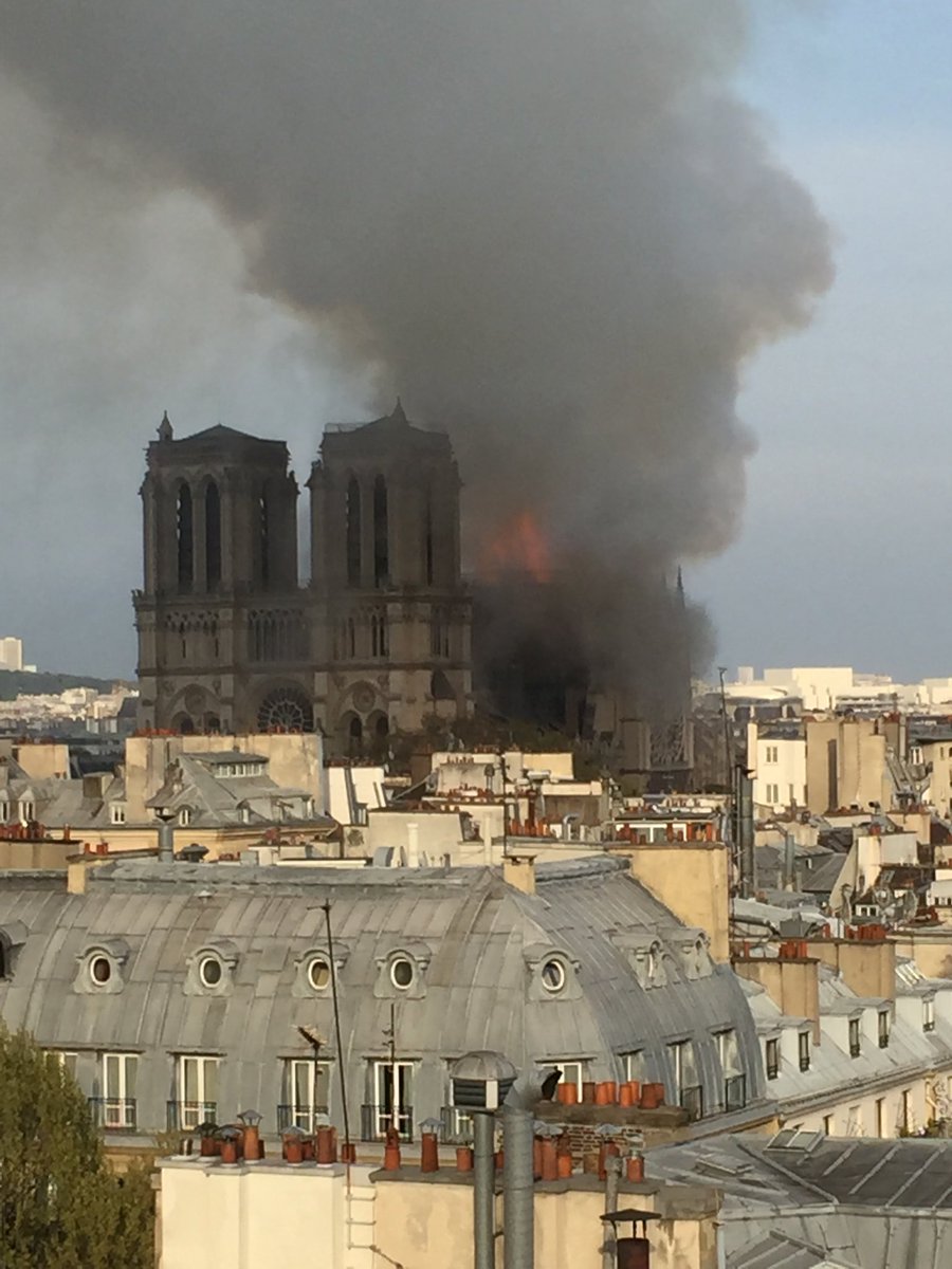 #notredame en feu. Speechless.