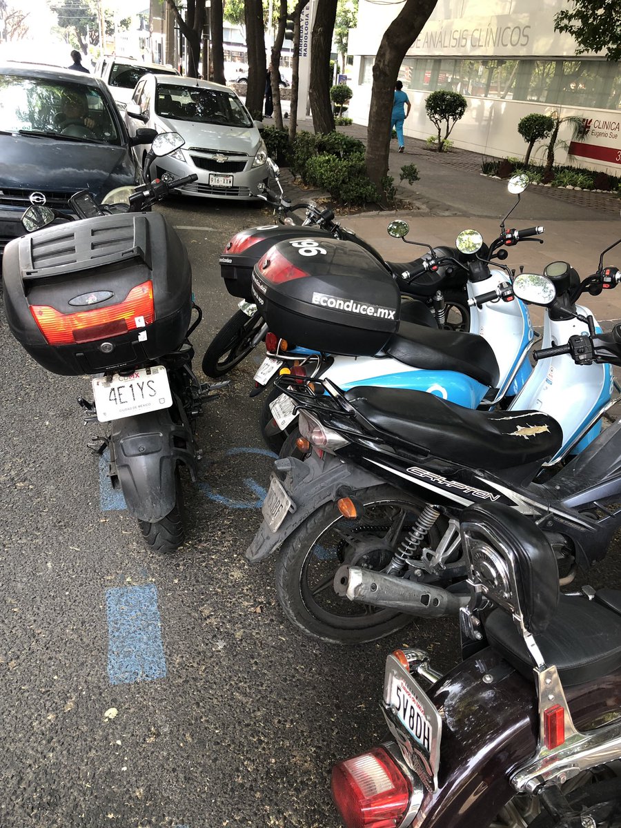 d_altschuler's tweet photo. @ecoParq @econducemx deberían de multar a las motos que se estacionan así (estoy en Eugenio Sue entre ejército nacional y homero) https://t.co/ibfAdwD0Nn