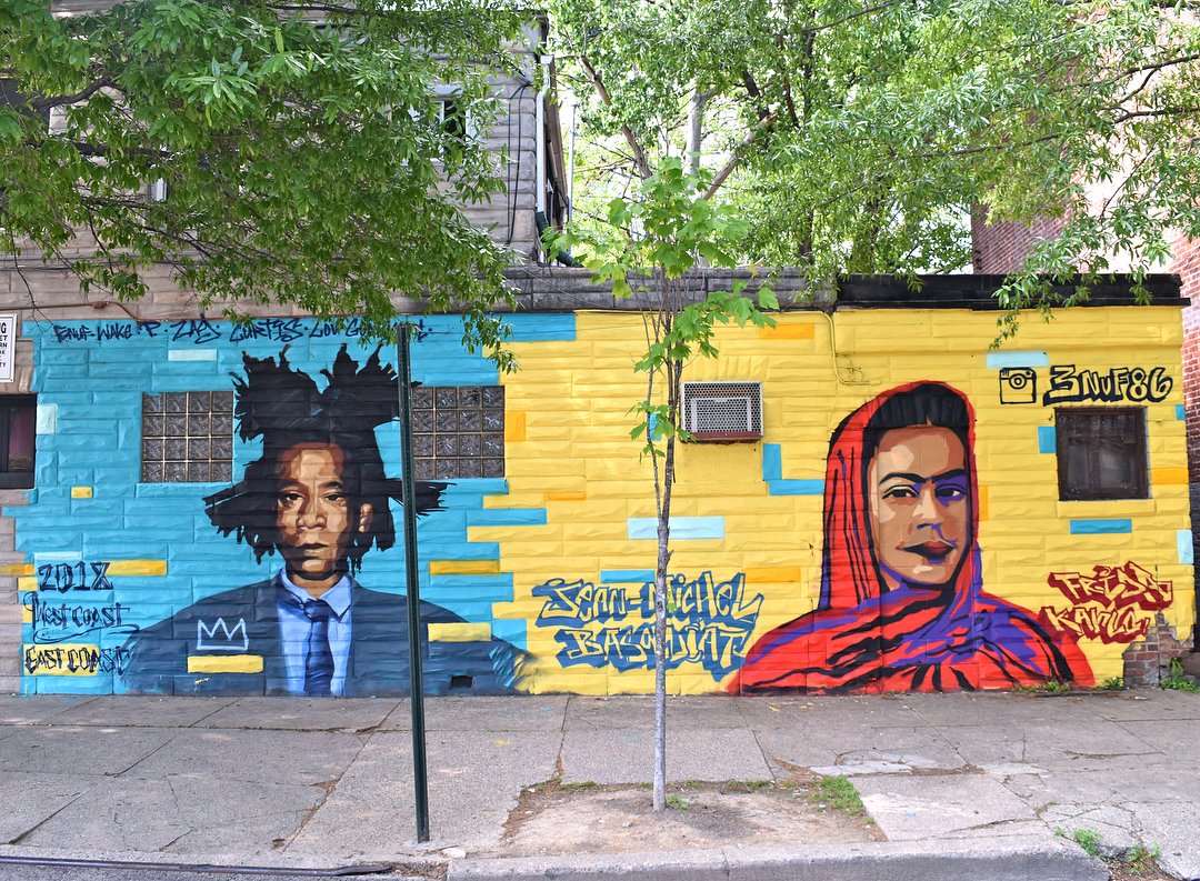SWP_Baltimore's tweet photo. #SoWeBo has a bright new piece of art thanks to artist Francisco Enuf Garcia (@3nuf86). The wall art featuring American artist #JeanMichelBasquiat and Mexican artist #FridaKahlo was recently painted in the #MountClare neighborhood! #MuralMonday #Baltimurals https://t.co/svwC0eHT5n