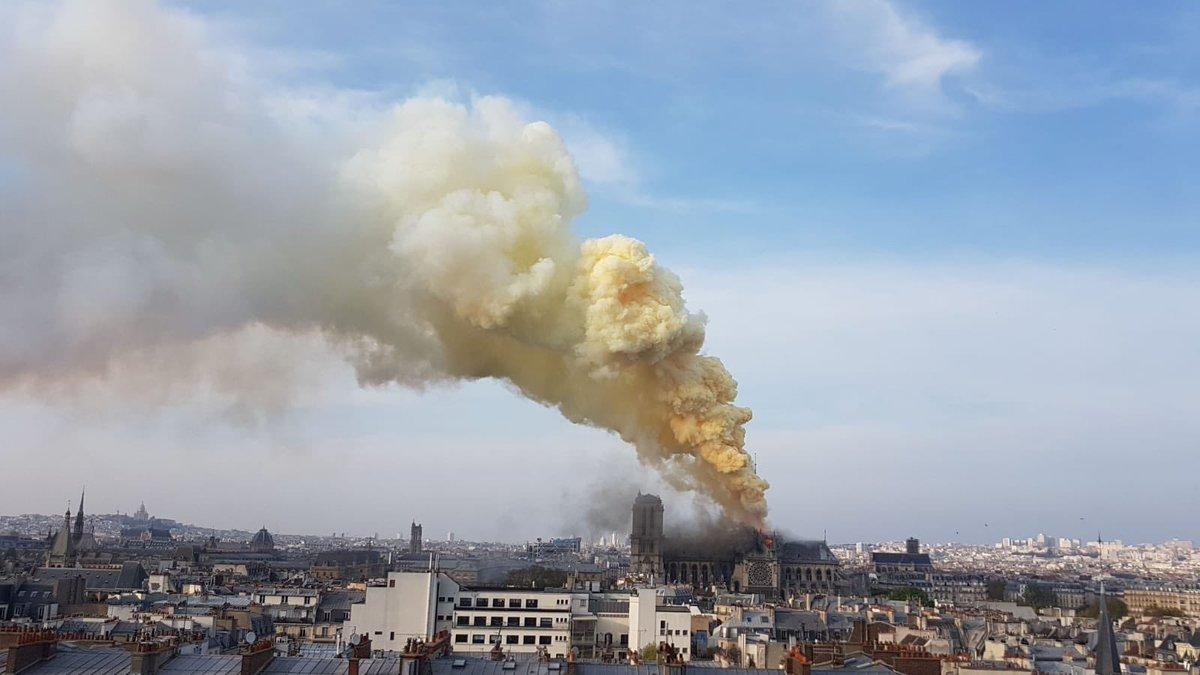 Plantureux's tweet photo. #Urgent : La cathédrale Notre-Dame de Paris en proie aux flammes actuellement. Cette cathédrale est un symbole de la ville de Paris. Connue dans le monde entier, elle accueille 13 à 14 millions de touristes chaque année. https://t.co/W083zBFZiG