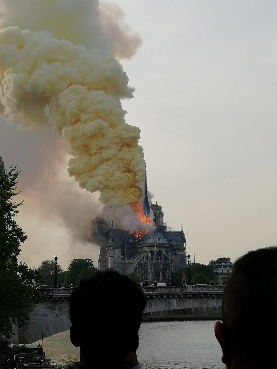 INCENDIO EN NOTRE DAME - Página 2 D4Nb4PCW0AAPHM4