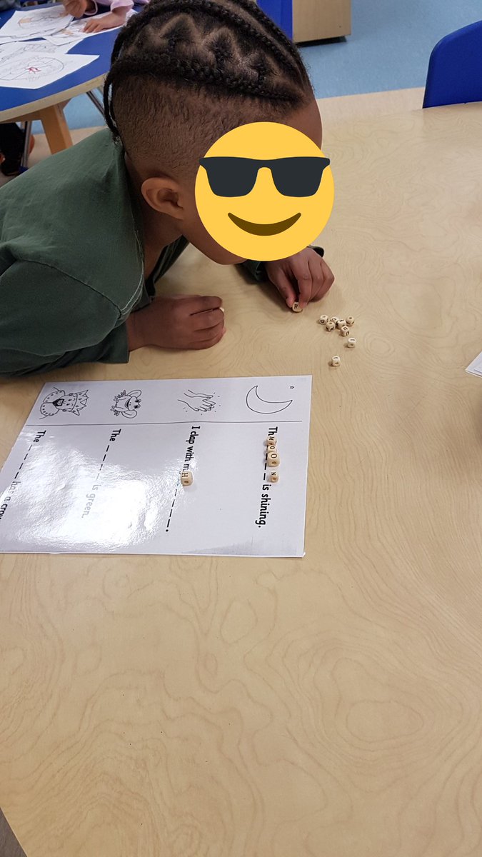 strk_ss's tweet photo. Stretching out words to complete the sentence. #morningliteracy #sounds #words https://t.co/Y3eYnIKUQX