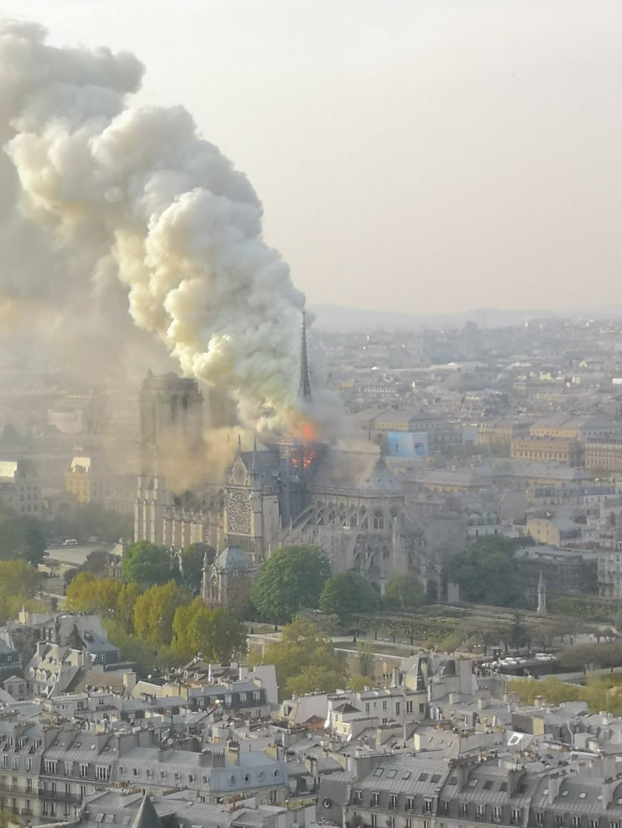 JouanAnne1's tweet photo. Notre Dame, depuis la tour Jussieu https://t.co/FCukX7ORqD