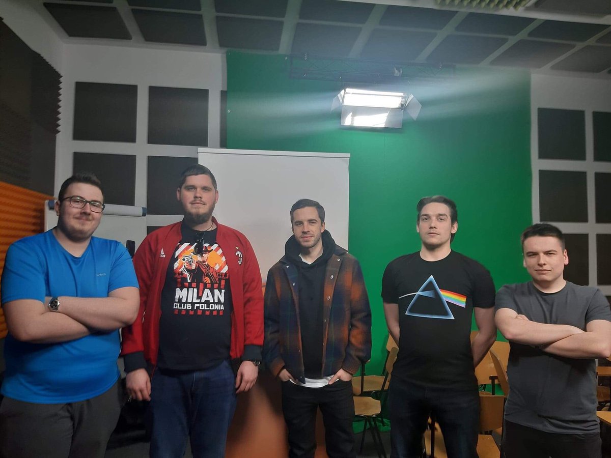wrytmiestolicy's tweet photo. Do studia Radia UKSW dotarła połowa Foot Trucka. Gościem redakcji sportowej jest @kubapolkowski! Zapraszamy!

Audycja właśnie się zaczęła, więc zapraszamy do słuchania na https://t.co/RHb2XZXFiP https://t.co/QuuHaftj0F