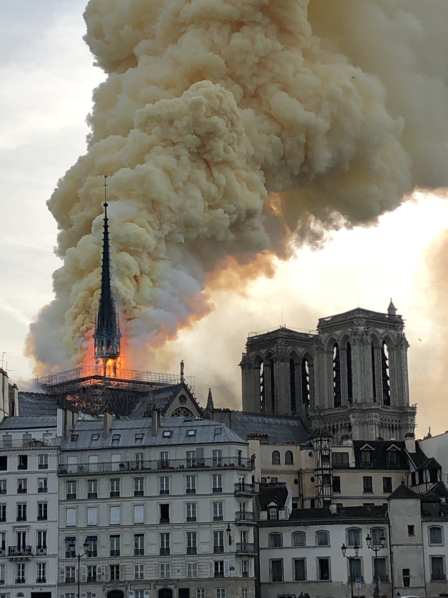 elliotcole94's tweet photo. Notre dame de Paris qui brûle 😢🙏🏼 #notredamedeparis #paris #NotreDame https://t.co/rtY5lTPpul