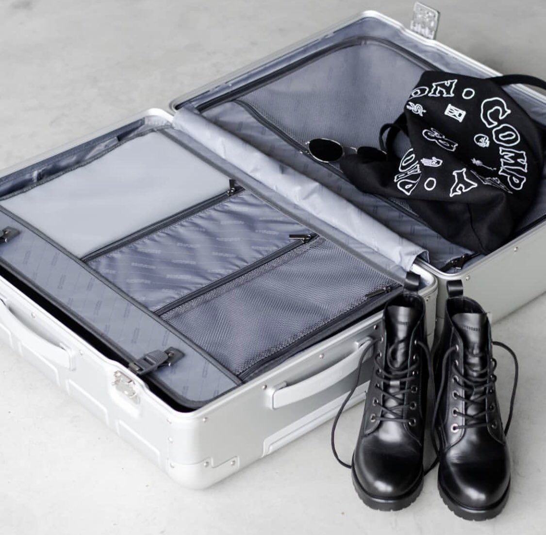 @amtourister_eu  is not all bright colours, for the minimalist they have the cool metallics silver style 🧳😎 #MeAndMyAT #americantourister #holidayinspo #holidayblues #summeriscoming #travelessentials #holiday #summerfun #packinginspo