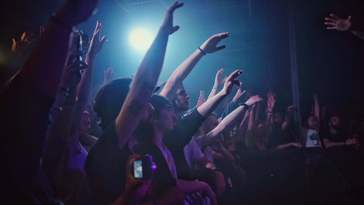 La música es sentimiento y eso es exactamente lo que transmite <a href="/al2_elaldeano/">AL2 El Aldeano</a> .oficial 👈🏼
[Próximamente lanzo vídeo resumen de su pasado concierto en <a href="/salaeven/">Sala Even</a> ] 🎥presentando su nuevo disco #lulo 🎤