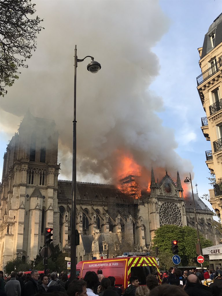 ElodieHuchard's tweet photo. Notre Dame en flammes https://t.co/PiVCs0BtBx