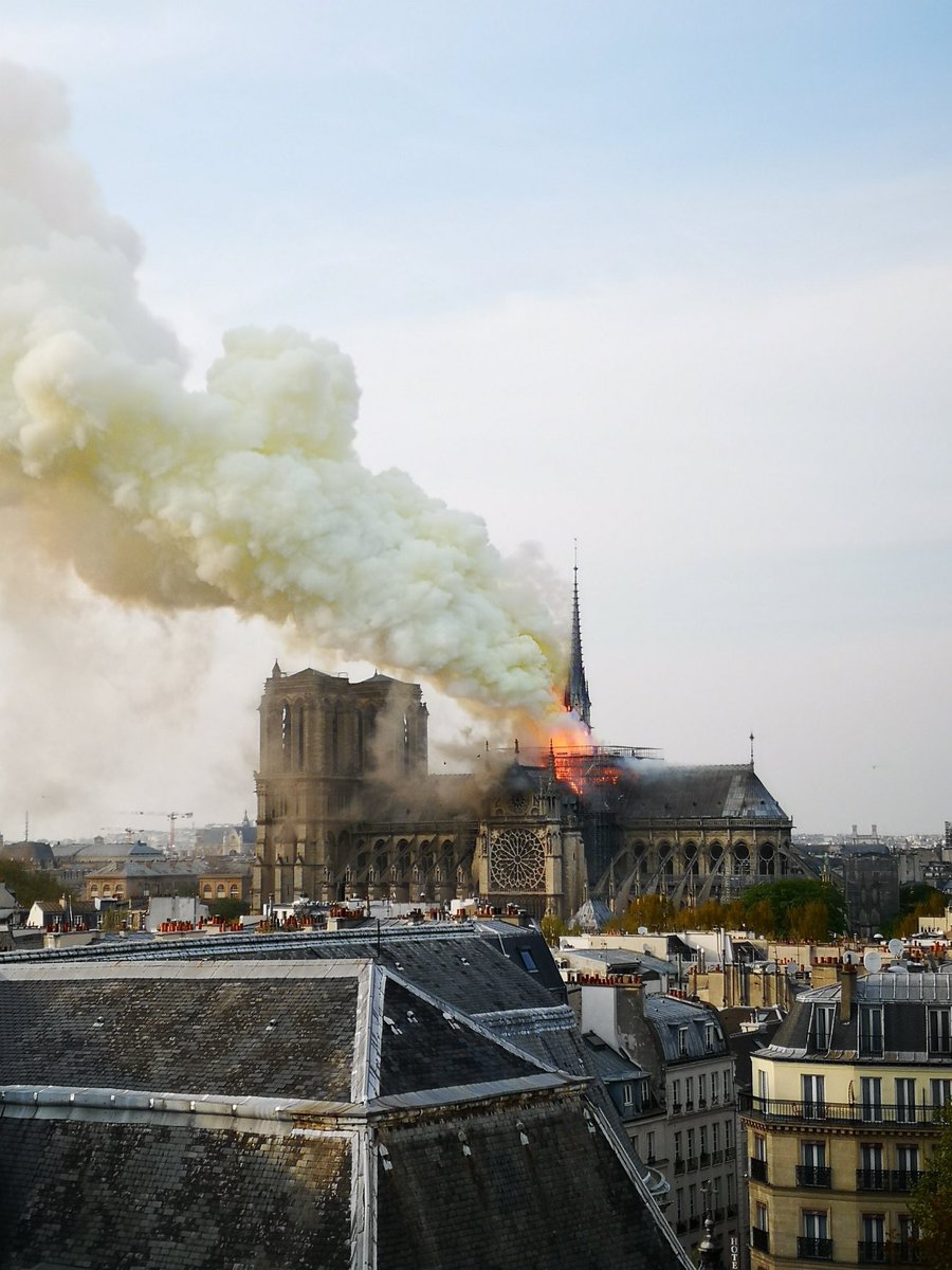 LeChrisMarques's tweet photo. Des siecles d’Histoire s’envolent sous nos yeux....
#NotreDame https://t.co/iRlqyDEogD
