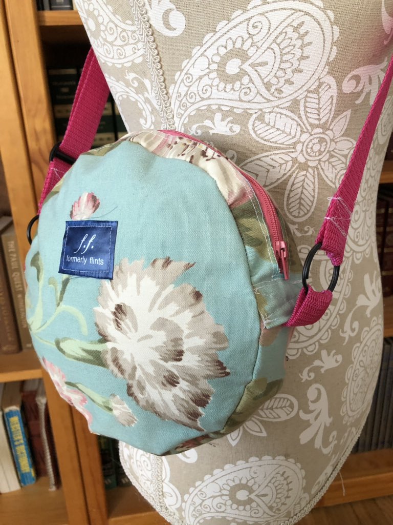 formerlyflints's tweet image. instagram.com/p/BwR7MaJlw3r/… #handmadebag #roundbag #girlsbag #shopsmall #makersgonnamake #etsyshop #floralprint