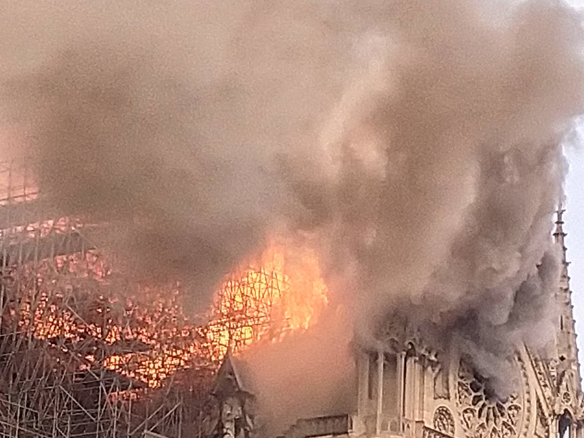 INCENDIO EN NOTRE DAME - Página 2 D4NeX6pWkAAkUV0