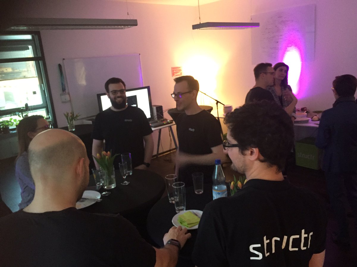 Zu Gast bei #structr in FFM. Wir feiern den “Global Graph Celebration Day”. Die Structr-Leute sind cool: Sie unterstützen #joomla bei Code-Sprints mit Räumlichkeiten und Kaffee! Danke dafür!