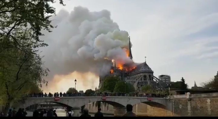 GlobalinNews's tweet photo. BREAKING; a major fire has broken out at #NotreDame Cathedral #Paris https://t.co/3VZjmGlO52 https://t.co/Jj4OYAX5kR