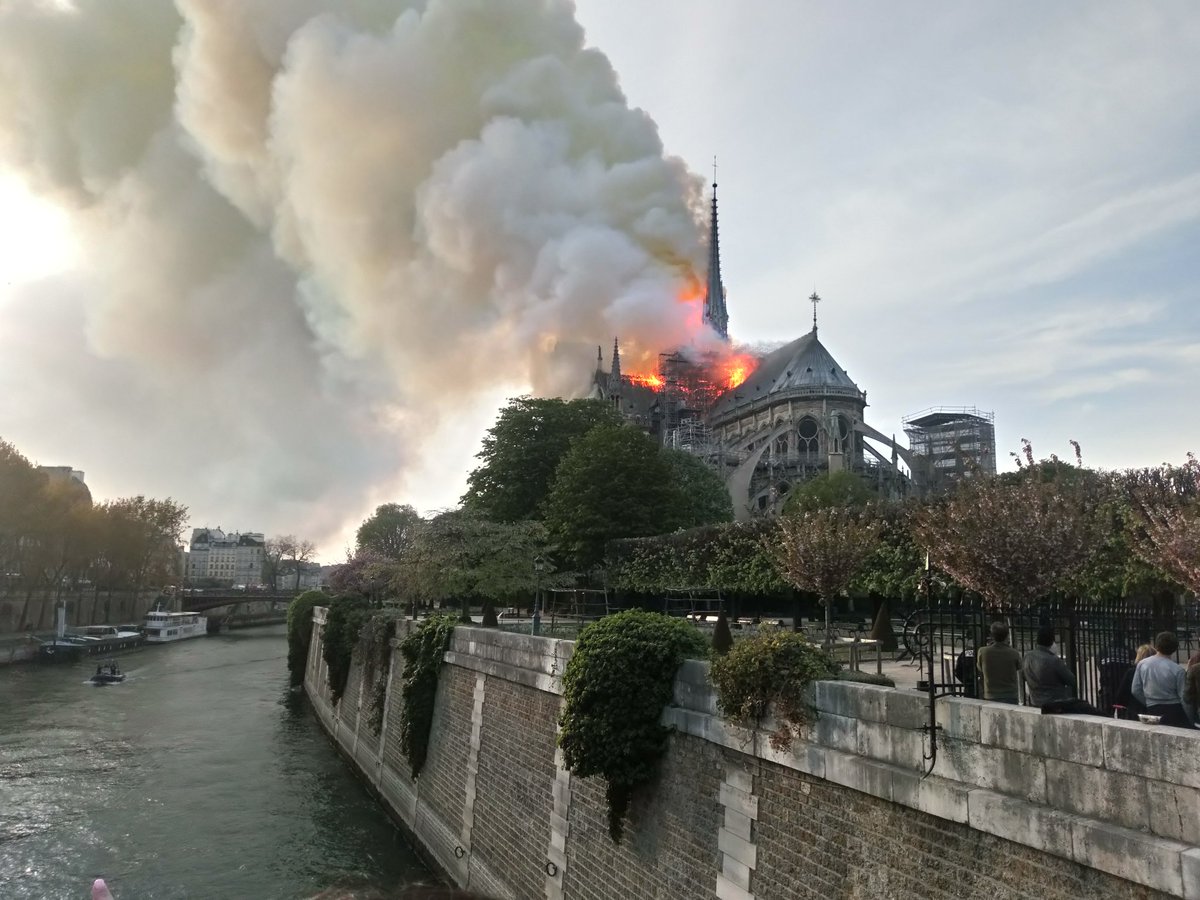 sacha_mok's tweet photo. Elle s'élève, grandie par l'immortalité des siècles traversés, dans l'immobilité prétentieuse des grands monuments.

Demain, je veux la voir encore : à tous ceux qui sont sur place pour éteindre les flammes, mes pensées les plus profondes. #NotreDame https://t.co/139MVFmdDv